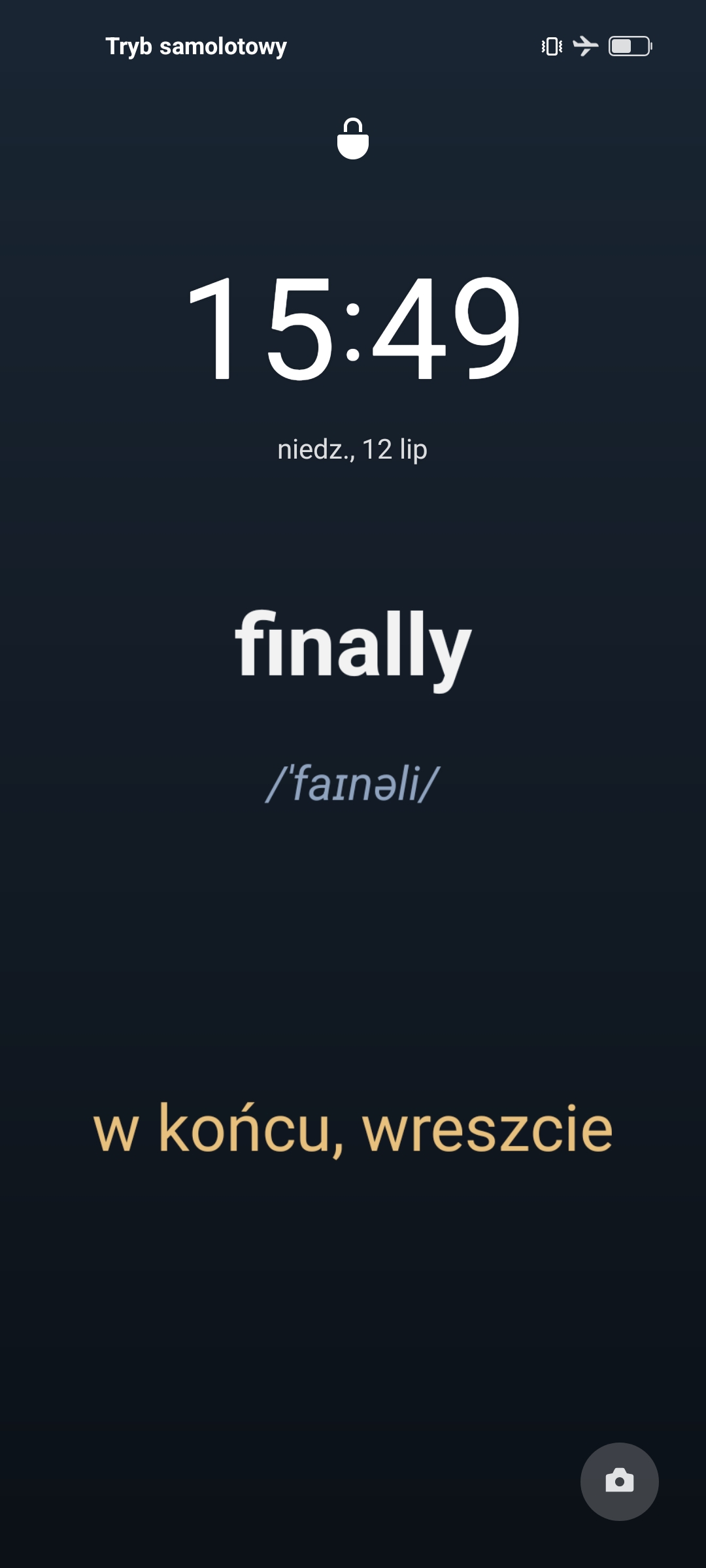 Ekran blokady telefonu z fiszką AutoFiszki: słowo adviser, wymowa /ædˈvaɪzɚ/ i tłumaczenie doradca